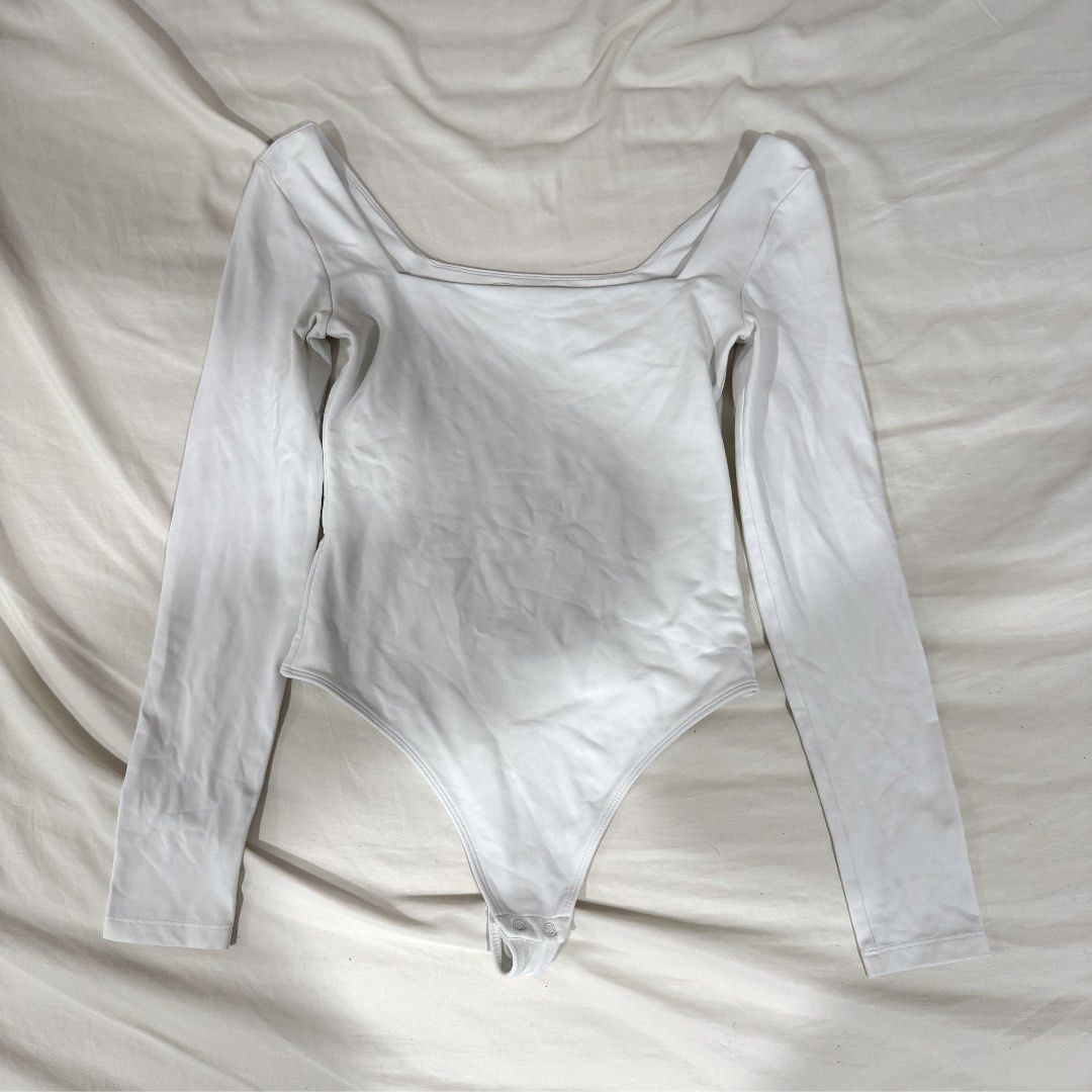 Aritzia Babaton Contour White Bodysuit (Category: Longsleeves) located in Manila. Submitted by jeanettetaneca (Listing ID 1466665945, Image 2). Description: - Size: S - RFS: I don’t really wear it anymore, would prefer if this wasn’t a body suit since I felt uncomfy down there everytime I was wearing this haha but THE QUALITY IS SO GOOD WTF. - No when worn pic sorry since last time I wore this 2024 pa and I can’t find pics anymore - Price is nego