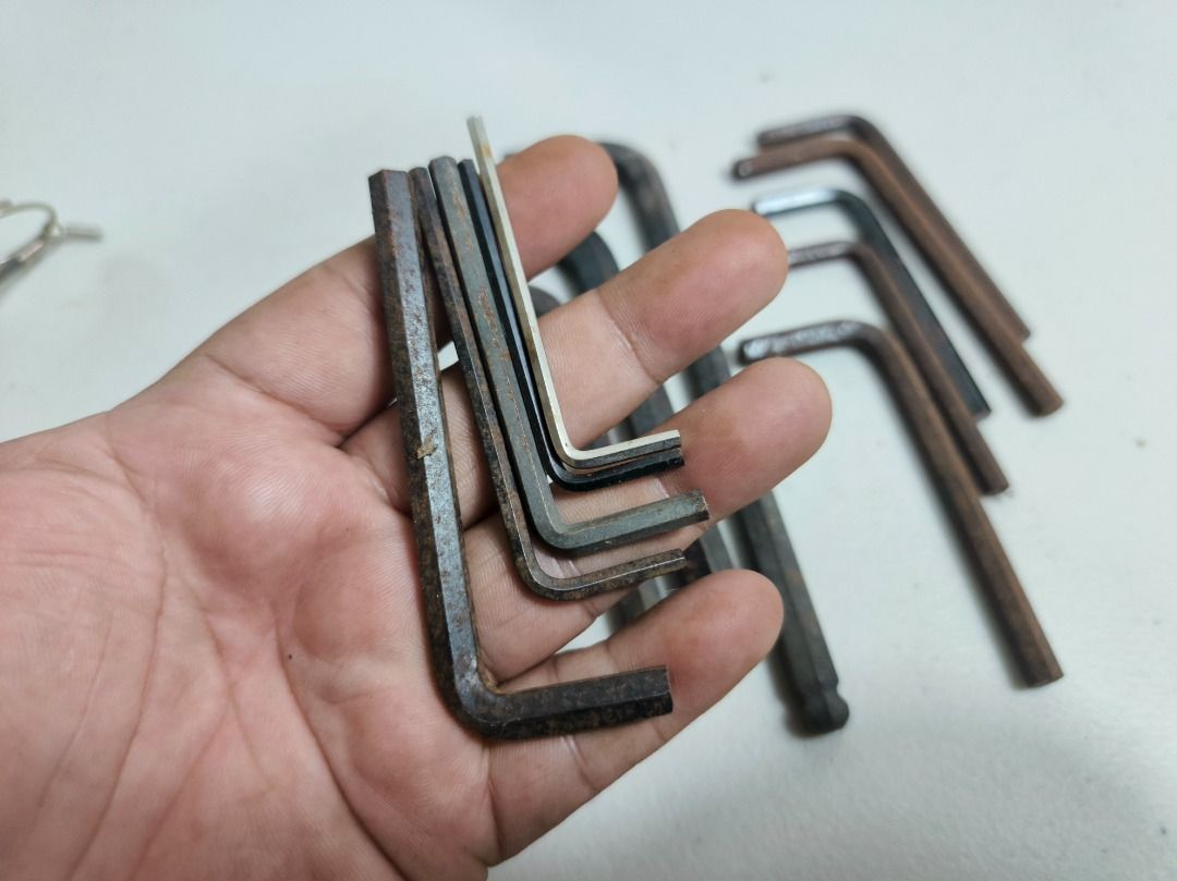 Assorted Hex Key Allen Wrench Set (Category: Construction Tools & Equipment) located in San Leonardo. Submitted by burgossanleonardo.12345 (Listing ID 1466693452, Image 3). Description: - Mixed metric and standard sizes - Includes loose pieces and keyring sets - Silver and dark grey finishes - Ideal for DIY projects and furniture assembly - Great addition to any toolbox.