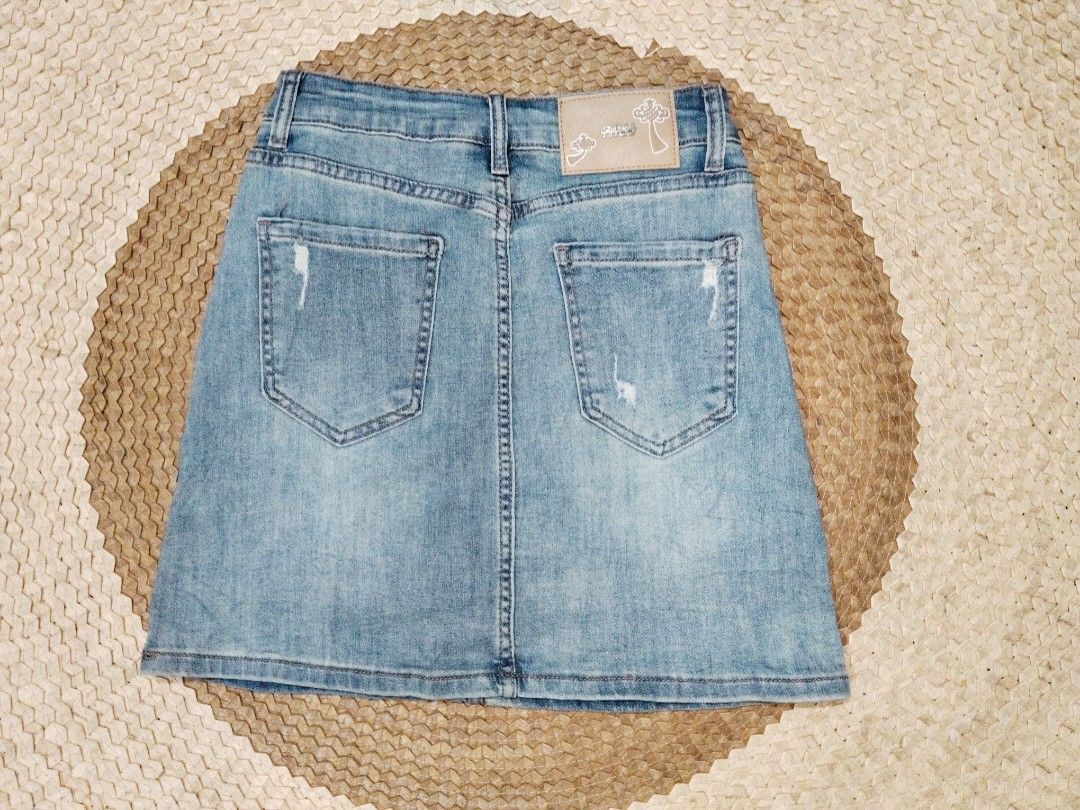 Attract Denim Mini Skirt Light Wash Distressed (Category: Skirts) located in San Juan City. Submitted by rhennx (Listing ID 1466591307, Image 3). Description: 📌Size: 25 📌 Length: 16 📌With inner 📌Need wash ‼️Please note that the actual color may slightly vary due to lighting and screen settings. Deliver via lalamove or J&T (SF shoulder by the buyer) PAYMENT FIRST; Cash/Gcash/Bank Transfer.