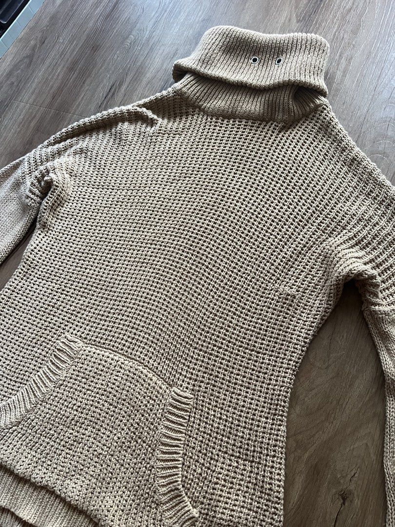 Authentic Guess Knitted Turtle Neck Longsleeves Sweater (Category: Longsleeves) located in Quezon City. Submitted by pinkvanilla.milkshake (Listing ID 1466672647, Image 3). Description: Unused Small size on tag but not Asian size.