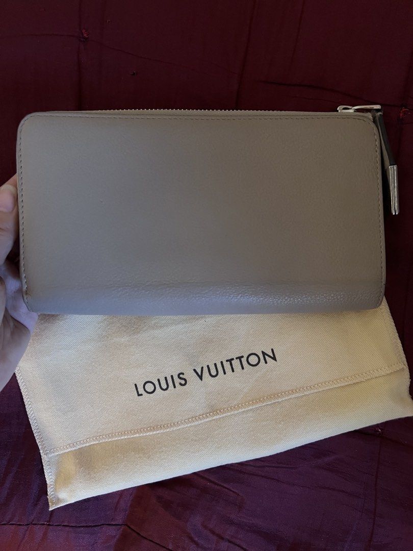 Authentic Louis Vuitton Comete Wallet (Category: Luxury Bags & Wallets) located in Manila. Submitted by ot7purple (Listing ID 1466625285, Image 2). Description: - Authentic LV Comete Wallet in Taupe color - Approximately 19.5 x 11 x 3 cm (Length x Height x Width) - Interior: Multiple card slots, zipped coin pocket, and open compartments - Mom’s old wallet, bought in 2015, original price is PHP80k+ - Used condition, code visible, comes with origin