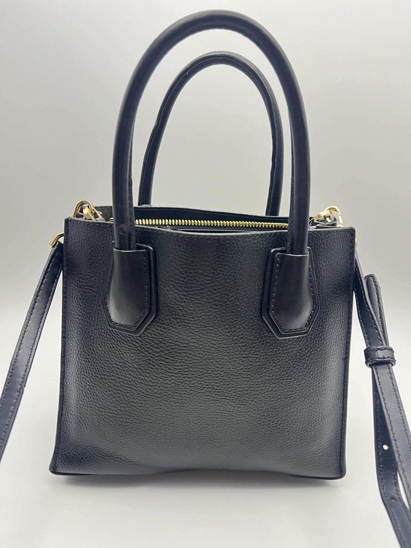 Authentic Michael Kors Mercer medium. (Category: Cross-body Bags) located in Cagayan de Oro. Submitted by borse_de_amore (Listing ID 1466583899, Image 2). Description: Authentic Michael Kors Mercer medium. No issues minimal creases & Pressmarks only. Super cute 🏷️3k only.