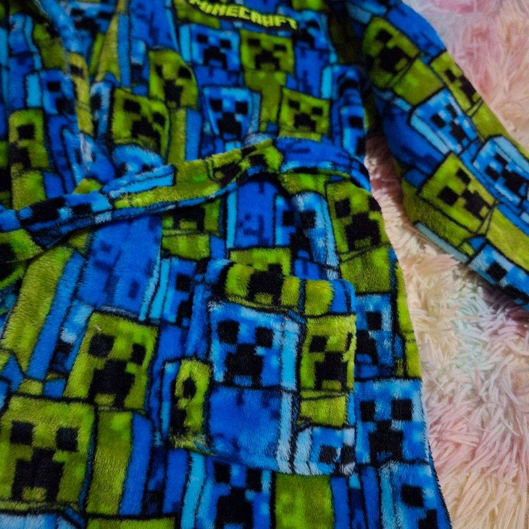 Authentic Minecraft bathrobe (Category: Babies & Kids Fashion) located in Las Pinas. Submitted by assortedkidzstuffs (Listing ID 1466661553, Image 3). Description: authentic minecraft from abroad halos bago pa po. (pinangcover up lang sa swimming) size 8 on tag unisex.