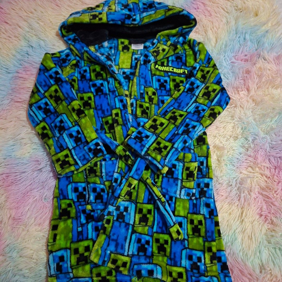 Authentic Minecraft bathrobe (Category: Babies & Kids Fashion) located in Las Pinas. Submitted by assortedkidzstuffs (Listing ID 1466661553, Image 1). Description: authentic minecraft from abroad halos bago pa po. (pinangcover up lang sa swimming) size 8 on tag unisex.