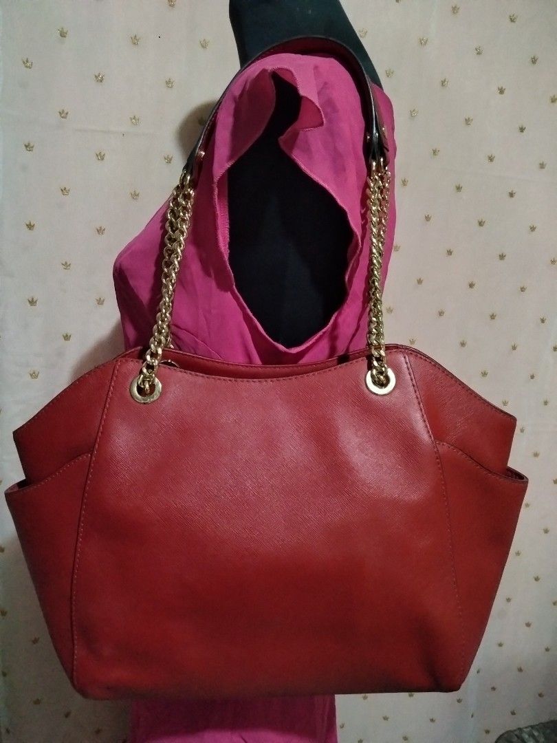 Authentic MK Jet Set Shoulder Bag in Red (Category: Shoulder Bags) located in Batangas. Submitted by ninay523 (Listing ID 1466568413, Image 2). Description: Authentic MK Jet Set Shoulder Bag in Red ✨ • Style: Jet Set Large Saffiano Leather • Condition: Good used condition with minor signs of wear (see photos for actual details). • 100% Guaranteed Authentic (with interior codes & data matrix tag) • DM for price and inquiries! 📩 (Disclaimer: We ar