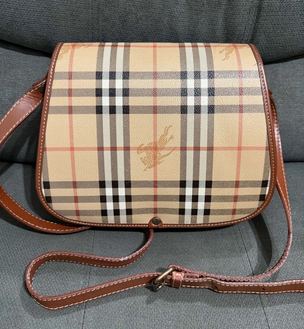 Authentic Vintage Burb Signature (Category: Cross-body Bags) located in Quezon City. Submitted by luxxechic (Listing ID 1466600457, Image 2). Description: vintage pure leather PVC leather limited edition no issue actual photo posted mop: gcash.