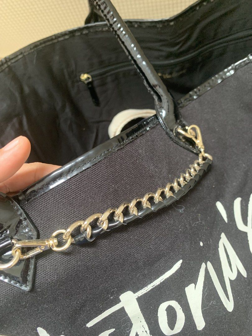Authentic VS TOTE BAG (Category: Tote Bags) located in Surigao. Submitted by luxxbytm.ph (Listing ID 1466622885, Image 3). Description: NO FLAWS. Malaki — perfect for one week of travel .
