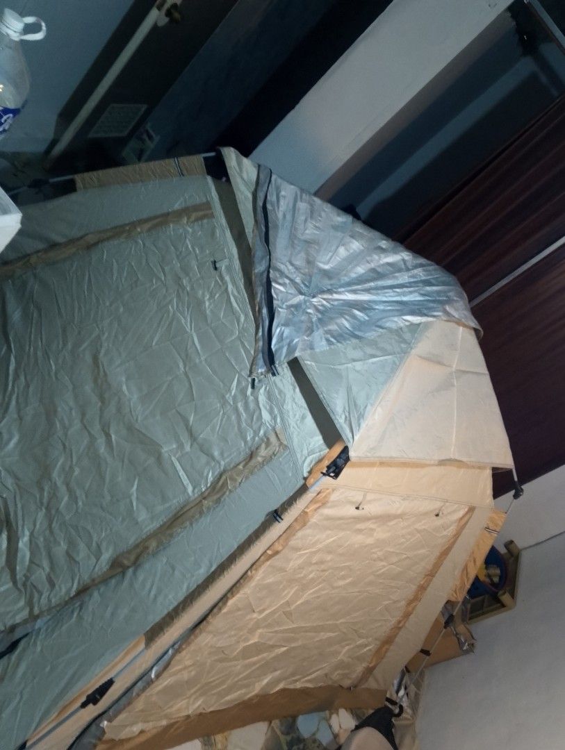 AUTOMATIC CAMPING TENT GOOD FOR 4 TO 5 PERSON (Category: Hiking & Camping) located in Manila. Submitted by keimizuki (Listing ID 1466715809, Image 3). Description: camping tent! good for 4 to 5 person ones lang nagamit sa camping but good as new parin.