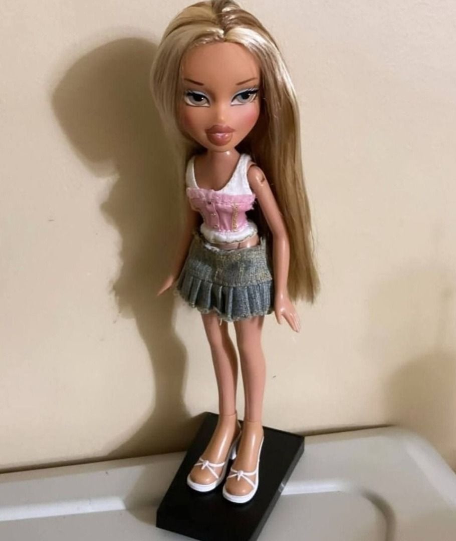 Back To School Cloe (For Trade) (Sell) Bratz (Category: Kids Toys) located in Manila. Submitted by whiteapple10114 (Listing ID 1462926495, Image 2). Description: Looking for Spring Break Cloe, Magic Hair Sasha or other BTS Lines except Cloe. Feel free to send me a message If for sale nude with shoes and feet BTS line for 13k pay now Layaway 13, 500 Cloe has lip chip, mga faded paint sa lip. She might have scratches shes preloved condition so plea