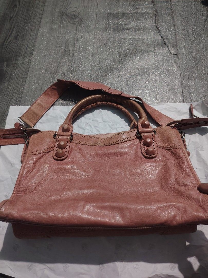 Balenciaga (Category: Luxury Bags & Wallets) located in Manila. Submitted by del96 (Listing ID 1466771708, Image 3). Description: Guaranteed authentic balenciaga With strap and mirror.