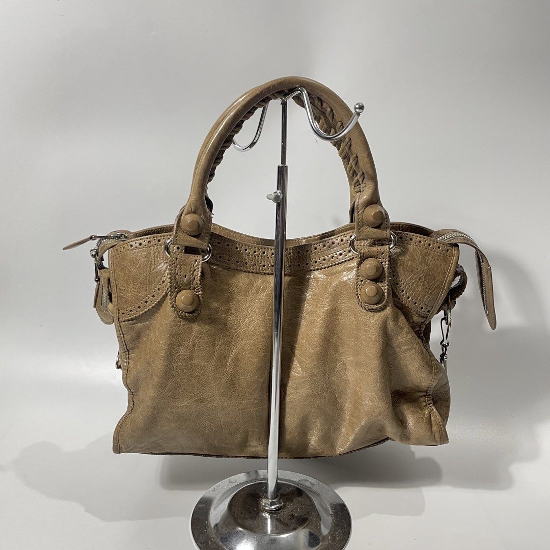 Balenciaga City (Category: Shoulder Bags) located in Ilog. Submitted by tahimikgumalaw1of1 (Listing ID 1466761499, Image 3). Description: Balenciaga City Beige Medium Rank A All details posted Dm me.