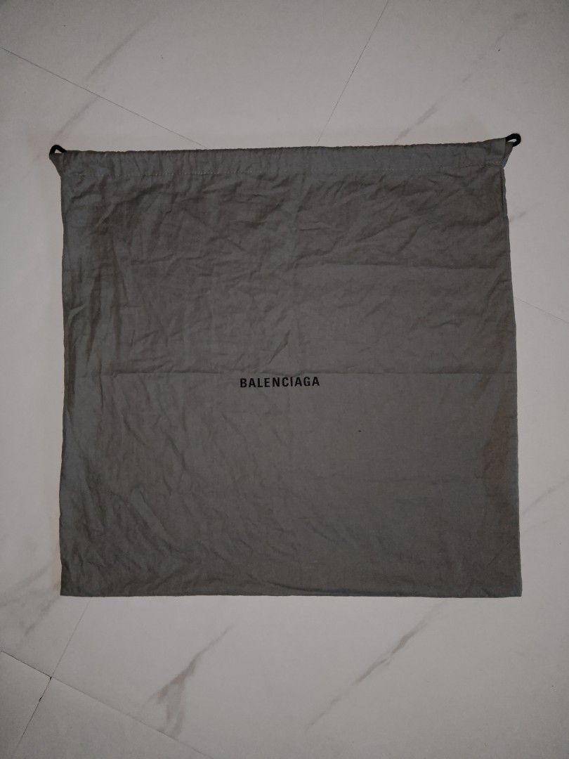 BALENCIAGA DUST BAG (Category: Luxury Bags & Wallets) located in Cavite. Submitted by biibz4thrift (Listing ID 1466656770, Image 1). Description: NO ISSUE 💯 PERFECT CONDITION 💯 20x20 (INCH) 📏.
