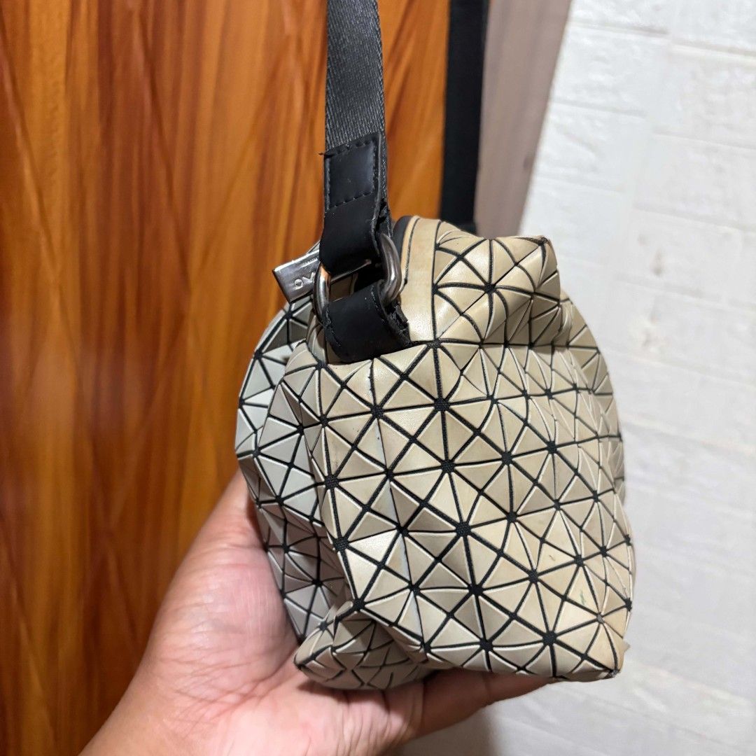 Baobao sling bag (Category: Sling Bags) located in Alburquerque. Submitted by abj_thriftshop (Listing ID 1466773152, Image 3). Description: kasya phone sign of used.