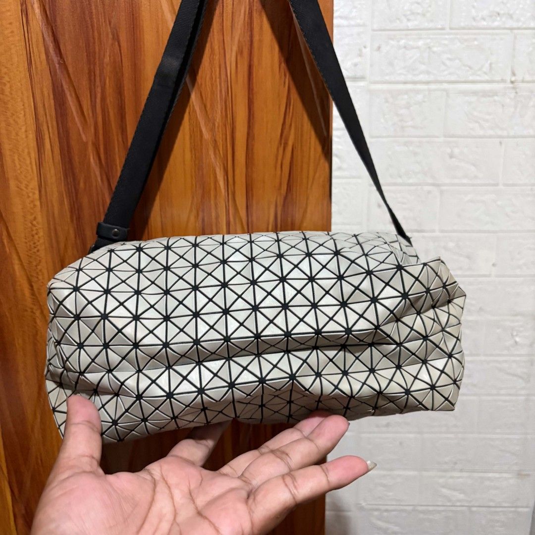 Baobao sling bag (Category: Sling Bags) located in Alburquerque. Submitted by abj_thriftshop (Listing ID 1466773152, Image 2). Description: kasya phone sign of used.