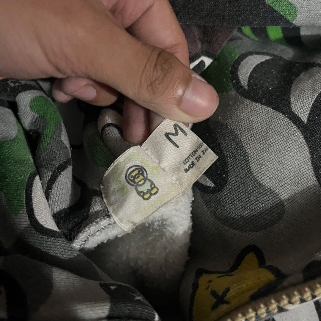 BAPE X KAWS HOODIE ( OFF ) (Category: Coats, Jackets and Outerwear) located in Muntinlupa City. Submitted by thuggin.shawn (Listing ID 1466683471, Image 3). Description: BAPE X KAWS ( OFF ) W 24 / L 28 🏷️ 1,999 -DOUBLE ZIP.
