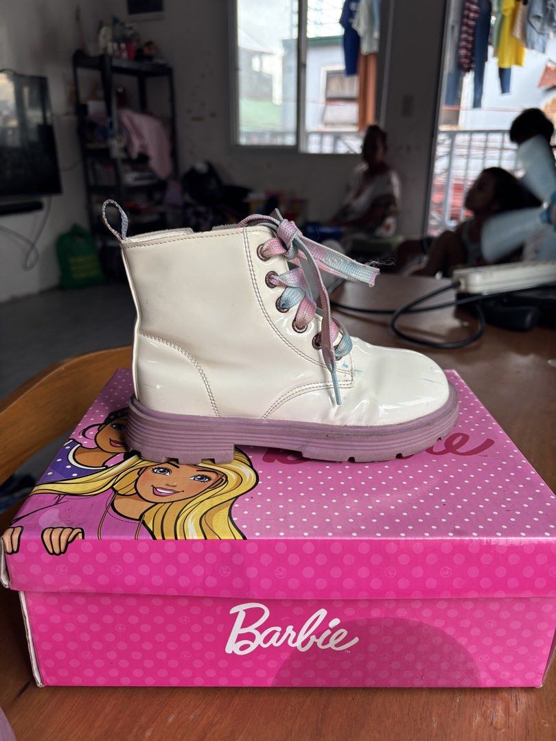 Barbie shoes (Category: Babies & Kids Fashion) located in Manila. Submitted by kloe03 (Listing ID 1466568195, Image 2). Description: What you see is what you get. May kasama po siya na box worth 2k po siya nung binili. two times lang na suot. Now di na kasya kasi malaki na paa ng anak ko .