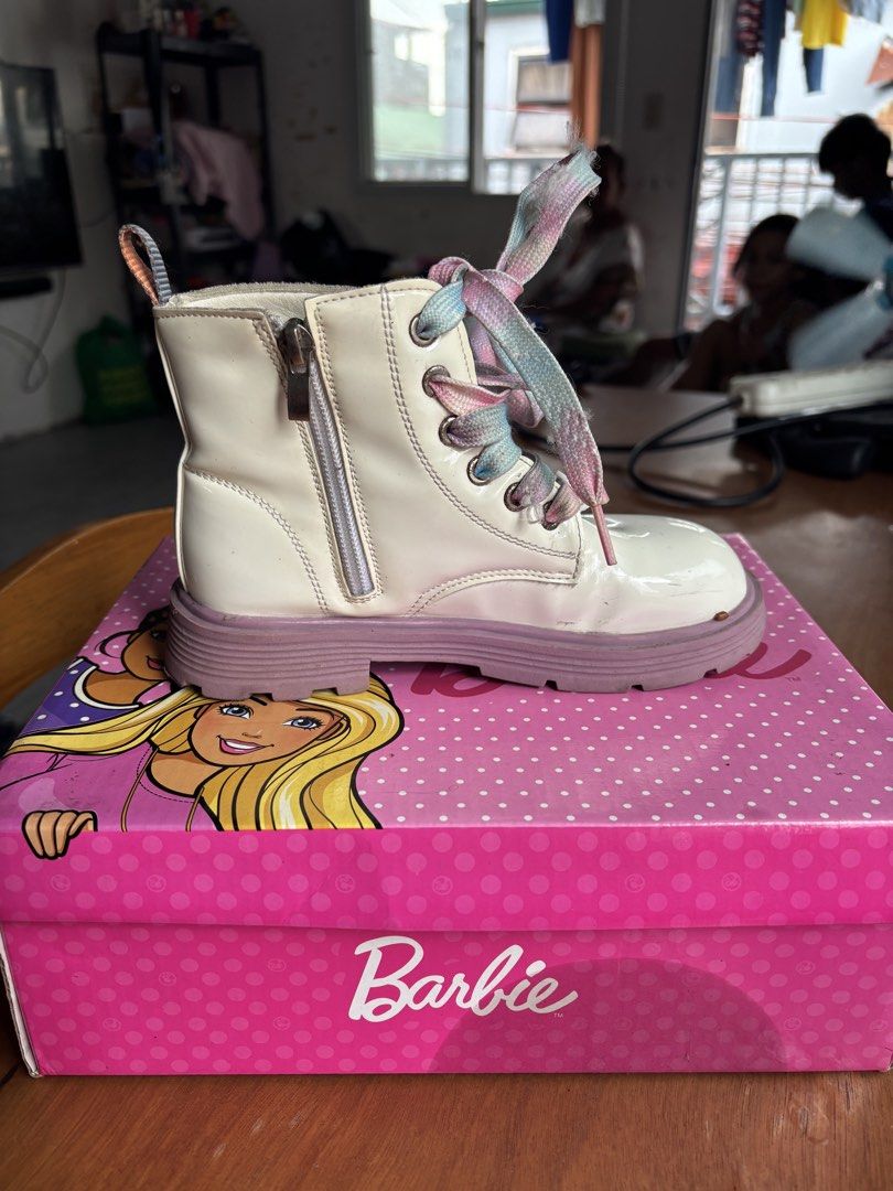 Barbie shoes (Category: Babies & Kids Fashion) located in Manila. Submitted by kloe03 (Listing ID 1466568195, Image 1). Description: What you see is what you get. May kasama po siya na box worth 2k po siya nung binili. two times lang na suot. Now di na kasya kasi malaki na paa ng anak ko .