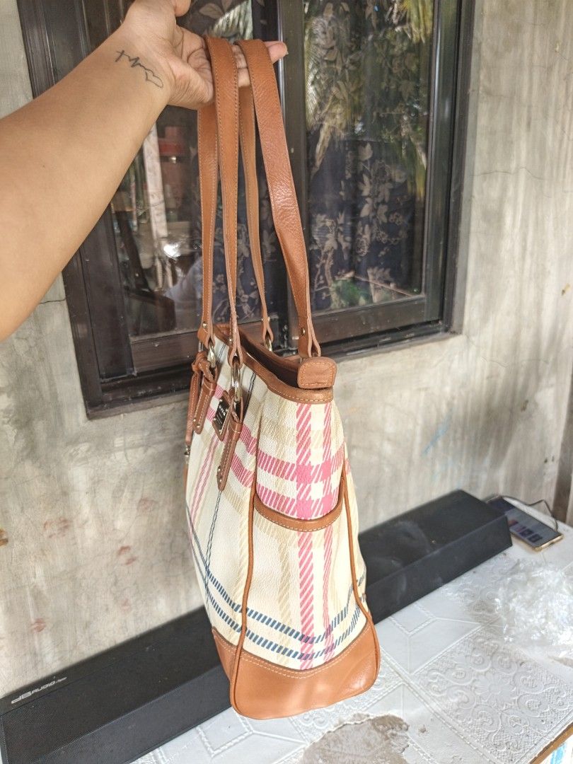 Beanpole (Category: Shoulder Bags) located in Quezon, Isabela. Submitted by ukay-ukaybylyn (Listing ID 1466574750, Image 3). Description: maganda sya for me with flaws sa last picture gasgas lang pero walang bakbak yan kasi super tibay nyan. semi large size spacious.