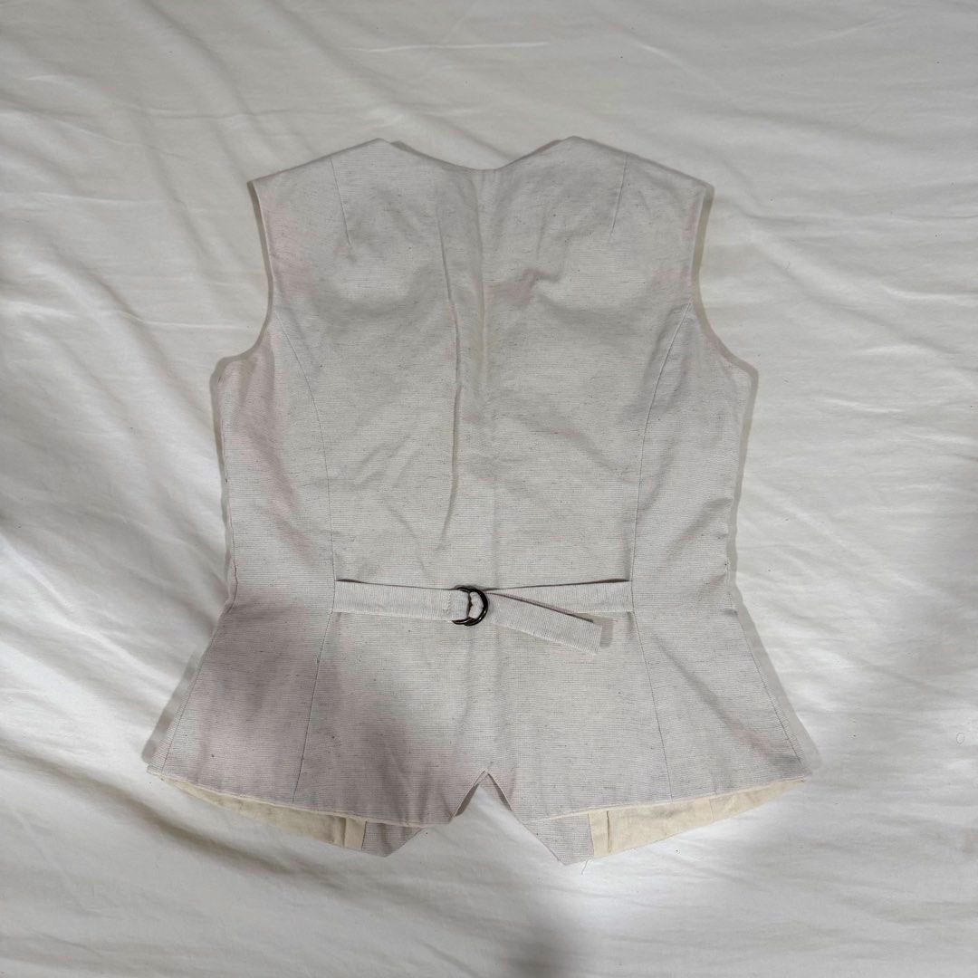 Beige Vest (Category: Sleeveless) located in Manila. Submitted by jeanettetaneca (Listing ID 1466677533, Image 2). Description: - Size: S - NOTE: This might be too loose for XS since it’s already loose on me pa din on the chest part even tho I had the buttons adjusted already so it will fit tighter :( - RFS: don’t see myself wearing it again huhu - See last pic for when worn. - Last price already! I got this at Rotacion for P900. NO HAGGLING PLS.