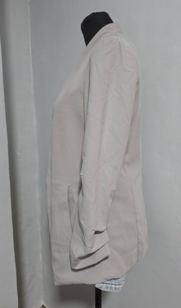 Belle Vere Beige Open Front Blazer Size S (Category: Coats, Jackets and Outerwear) located in Paranaque City. Submitted by franinnashop (Listing ID 1466607976, Image 2). Description: DECLUTTER SMALL TO MED PARANAQUE CITY - Brand: Belle Vere - Size: S (US, CA, UK, EU, AUS) - Color: Beige - Material: Smooth, lightweight fabric - Design: Open front, structured collarless lapel, side pockets - Sleeves: Long sleeves with gathered cuffs - Origin: Made 