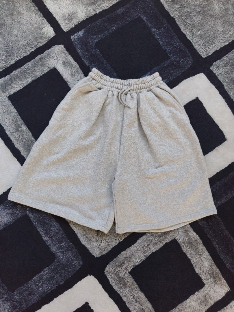 Bellide Baggy Sweat Shorts (Category: Shorts) located in Andop. Submitted by kyutoryuu (Listing ID 1466622694, Image 1). Description: •HEAVY, THICK •Waist: FREE •Length: 22 •Thigh: 17 •Hem: 16 •Condition: As New •Issue: need wash.