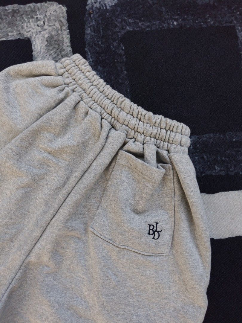 Bellide Baggy Sweat Shorts (Category: Shorts) located in Andop. Submitted by kyutoryuu (Listing ID 1466622694, Image 2). Description: •HEAVY, THICK •Waist: FREE •Length: 22 •Thigh: 17 •Hem: 16 •Condition: As New •Issue: need wash.