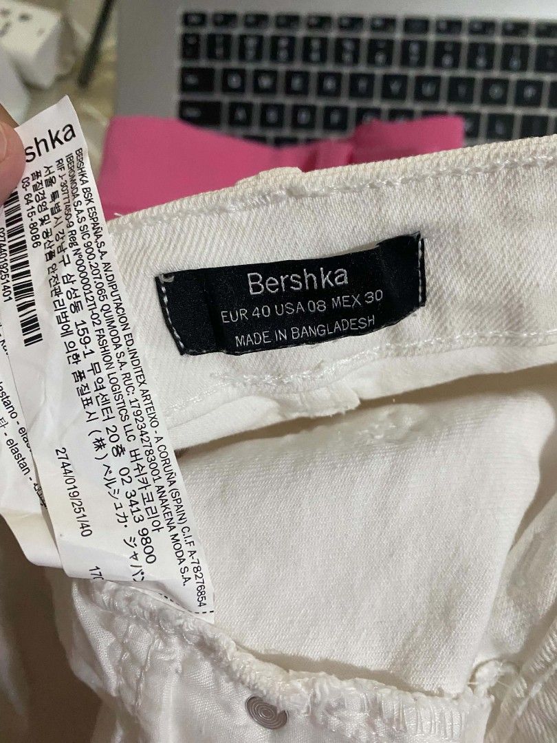 Bershka large white short (Category: Shorts) located in Mabalacat. Submitted by fromdarchive (Listing ID 1466770954, Image 3). Description: ✨ Washed & Ready to Wear 💰 Firm Price 📸 Actual Item Posted 📦 Ready to Ship 📏 Size/Measurements Available Condition: Excellent Size: Large 📩 Message me: Name: Address: Contact Number: Please make an offer only if you’re sure to purchase..