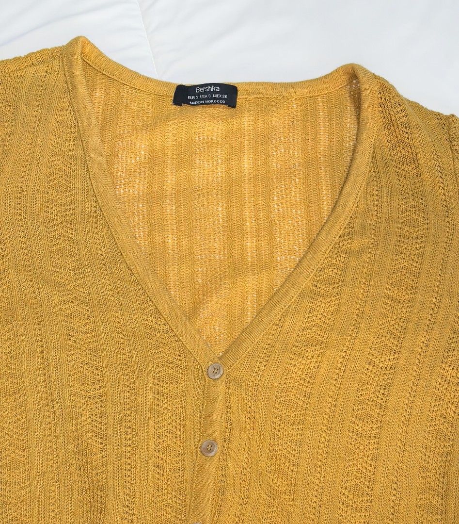 Bershka Yellow Top, Small (Category: Blouses) located in Naga. Submitted by princessta62477 (Listing ID 1466717853, Image 3). Description: .