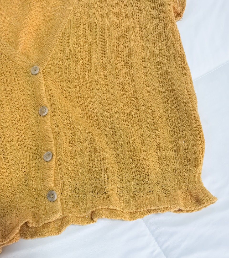 Bershka Yellow Top, Small (Category: Blouses) located in Naga. Submitted by princessta62477 (Listing ID 1466717853, Image 2). Description: .