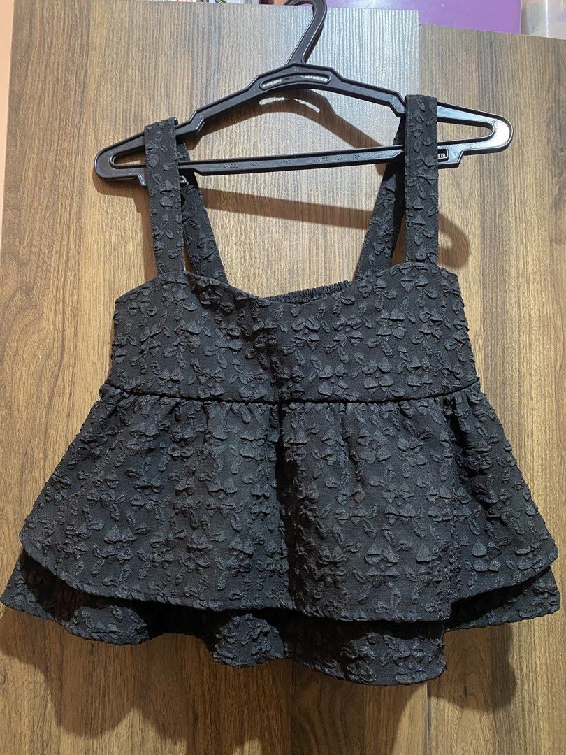 Black Blouse (Category: Sleeveless) located in Cebu City. Submitted by cvrleen16 (Listing ID 1466700726, Image 1). Description: Black sleeveless top from TikTok Shop.