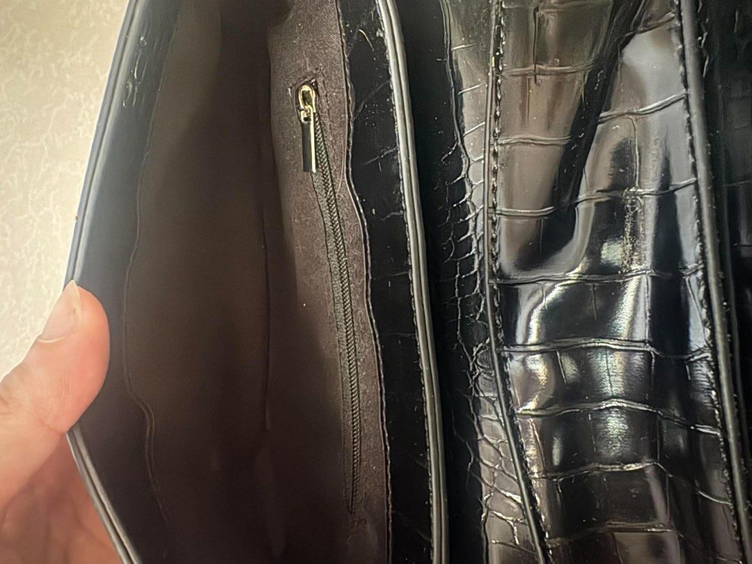 Black croc bag (Category: Luxury Bags & Wallets) located in Antipolo. Submitted by shawnross2 (Listing ID 1466752113, Image 3). Description: - slight paint splash (unnoticeable) - with free sunglasses and clamp.