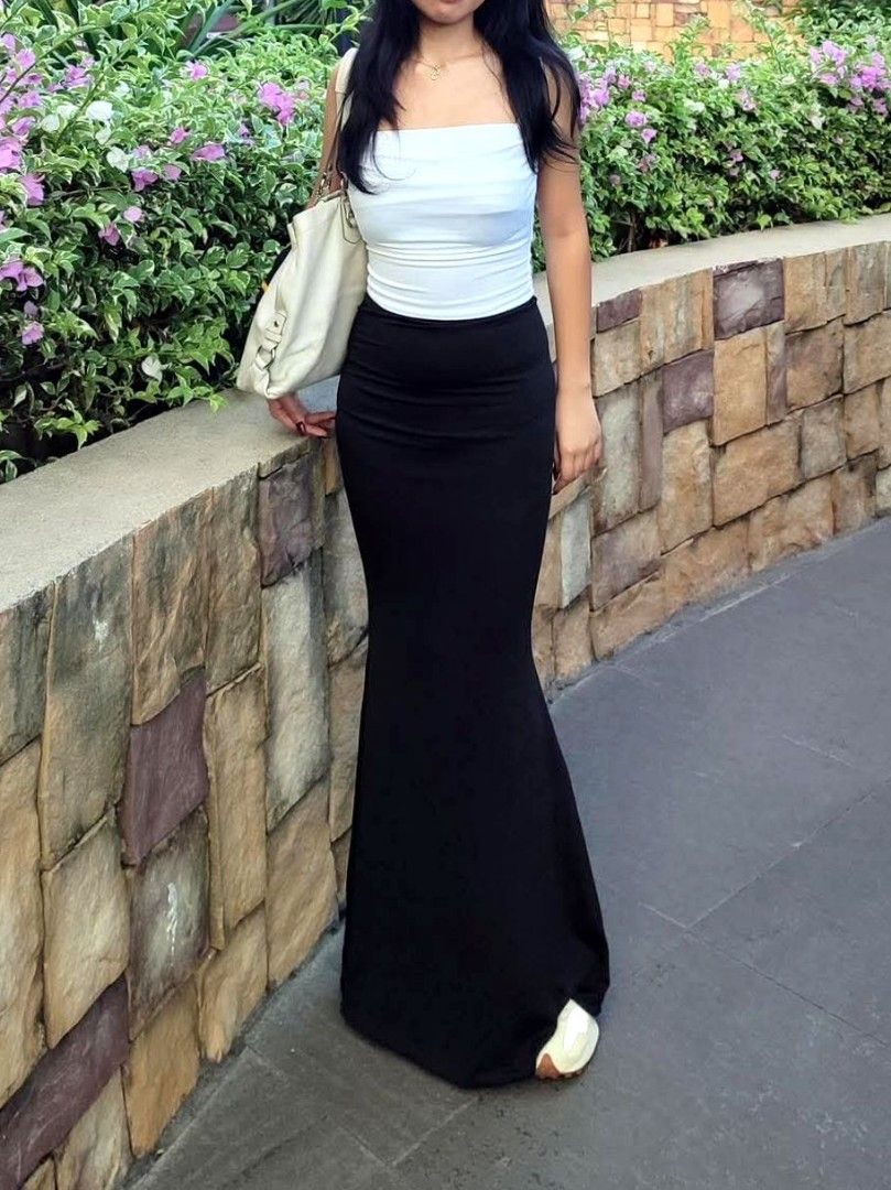 black double lined maxi mermaid skirt (Category: Skirts) located in Manila. Submitted by xo.cassie (Listing ID 1466581445, Image 1). Description: ꒰୨୧꒱ black double lined maxi mermaid skirt 🧶 details: ⋯ size: small ⋯ waist: 20-26 in ⋯ length: 40 in 🪷 model's measurements ⋯ waistline: 25 in ⋯ height: 5'1" / 155 cm washed and ready to wear for buyer 💌 gift boxes are available !! if you would like your item to be placed in a corrugated gift box, s