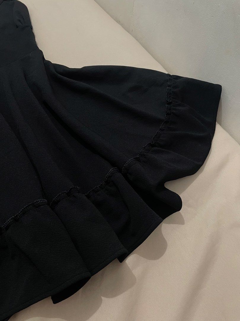 Black Dress (Category: Dresses) located in Manila. Submitted by eyyarrios82239 (Listing ID 1466591536, Image 3). Description: Preloved Dress Selling Price — P100.00 Size — Small to Medium Courier — Lalamove or Self Pick Up Only Location — Balingasa, Quezon City (Near Ayala Malls Cloverleaf/ A.Bonifacio) Mode of Payment — Gcash upon pick up.