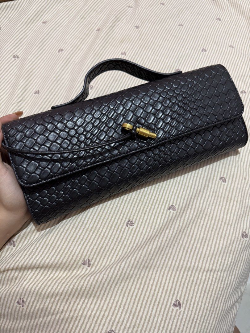 Black hand bag (Category: Clutches) located in Taguig. Submitted by chen.preloveddd (Listing ID 1466769317, Image 1). Description: Used once sa event, no issues good as new! 📍Taguig south signal village.