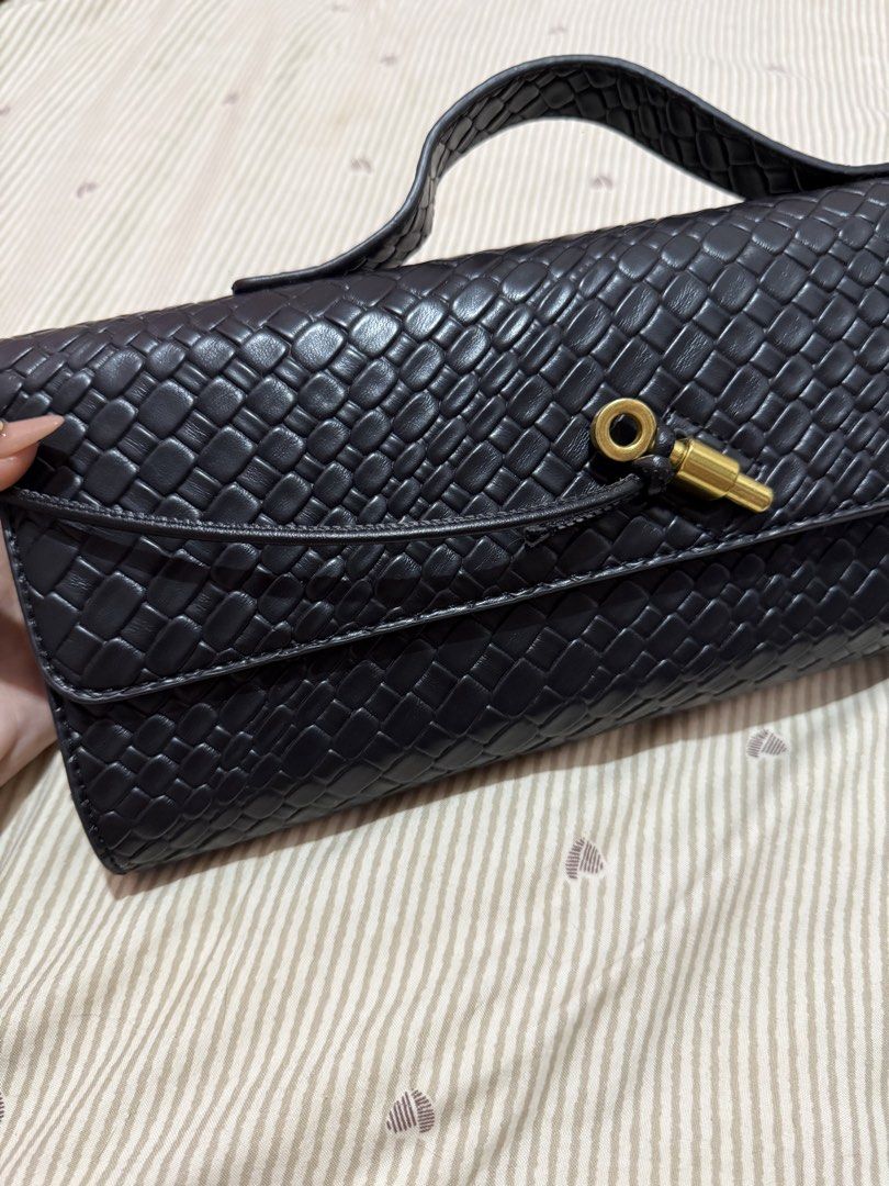 Black hand bag (Category: Clutches) located in Taguig. Submitted by chen.preloveddd (Listing ID 1466769317, Image 2). Description: Used once sa event, no issues good as new! 📍Taguig south signal village.