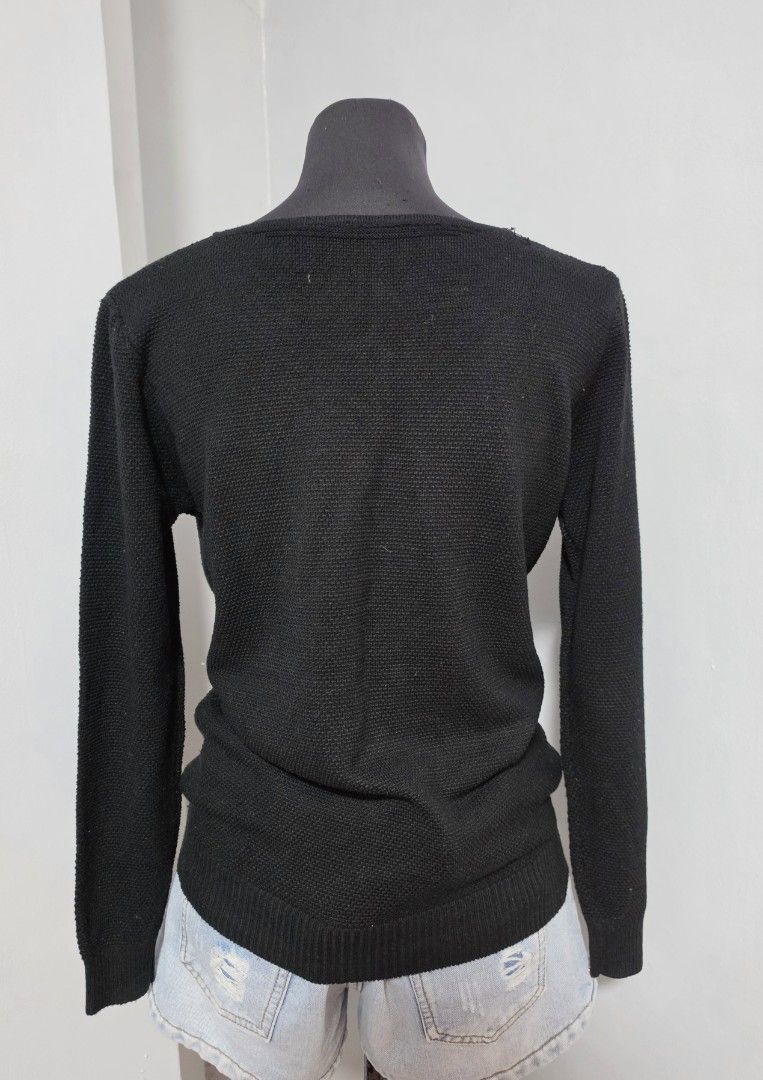 Black Knit Long Sleeve Sweater with Pocket (Category: Longsleeves) located in Paranaque City. Submitted by franinnashop (Listing ID 1466615401, Image 3). Description: DECLUTTER SMALL TO MED ISSUE LAST PHOTO MAY WHITE NOT SURE IF WASHABLE PARANAQUE CITY - Color: Black - Style: Long sleeve knit sweater with classic crew neckline - Details: Textured knit fabric and a chic left chest pocket with two decorative white buttons - Finish: Ribbed trim on c