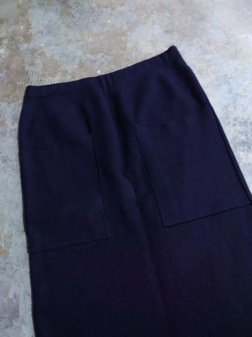 Black Knitted Midi Skirt with Front Pockets (Category: Skirts) located in Diffun. Submitted by declutteredbyJill (Listing ID 1466642009, Image 2). Description: - Color: Black - Material: Comfortable knit - Fit: High waist, straight silhouette - Features: Two large front patch pockets, back hem slit for easy movement - Style: Simple basic piece, perfect for everyday outfits.