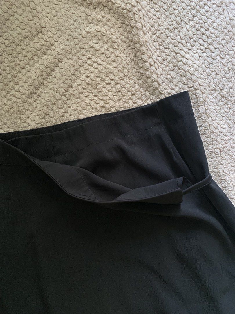 Black Midi Skirt (Category: Skirts) located in Manila. Submitted by nuelaar (Listing ID 1466743844, Image 2). Description: size 27-28.