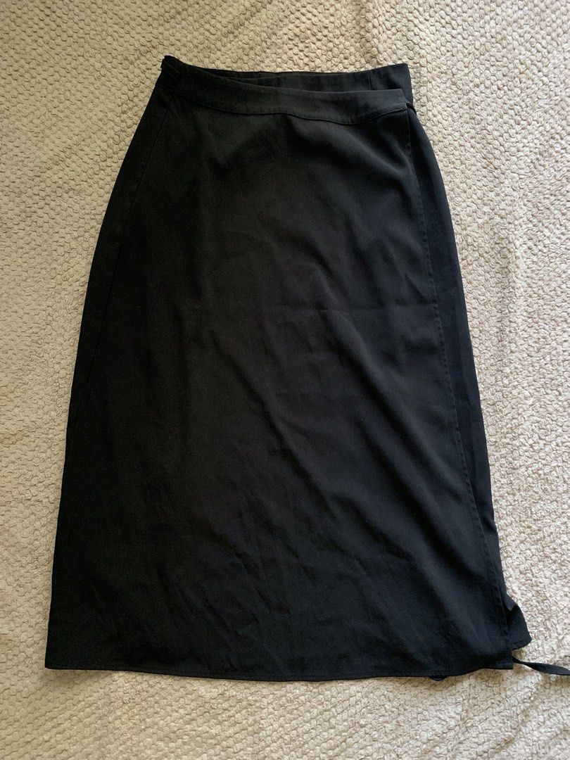 Black Midi Skirt (Category: Skirts) located in Manila. Submitted by nuelaar (Listing ID 1466743844, Image 1). Description: size 27-28.