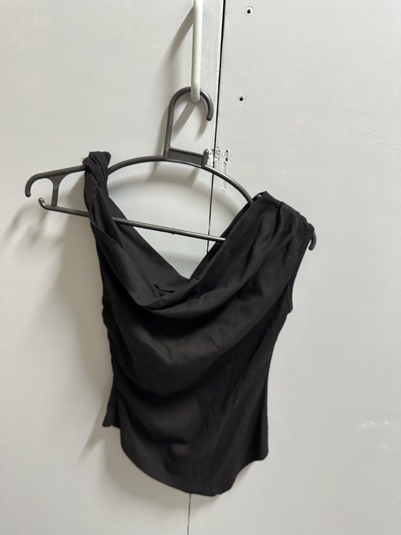 Black Offshoulder Irregular Pleated Top (Category: Blouses) located in Hermosa. Submitted by alxgtz (Listing ID 1466717119, Image 3). Description: Fits XS-S Comfy material.
