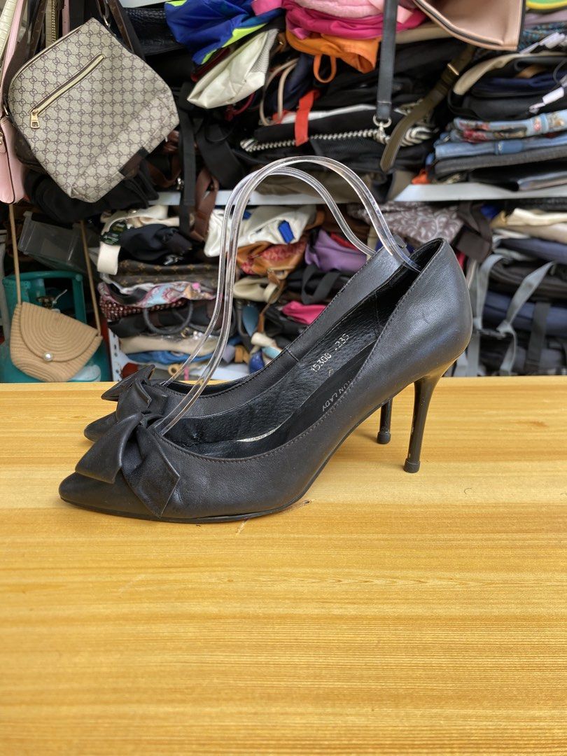 black pointed-toe heels 1.5” (Category: Heels) located in Davao. Submitted by kurt2021.turtle (Listing ID 1466592482, Image 2). Description: .