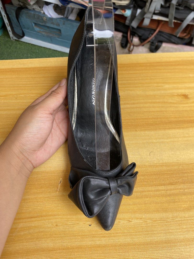 black pointed-toe heels 1.5” (Category: Heels) located in Davao. Submitted by kurt2021.turtle (Listing ID 1466592482, Image 3). Description: .