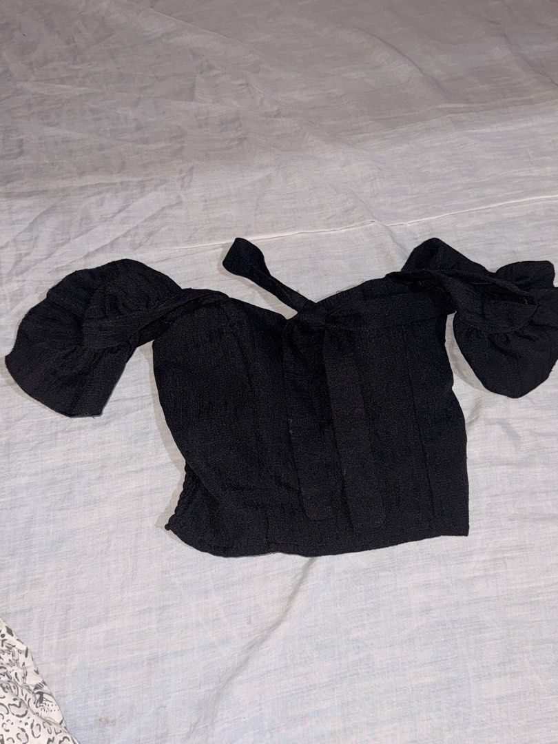 Black sleeveless top (Category: Sleeveless) located in Manila. Submitted by swifthorse.a59ed4 (Listing ID 1466664499, Image 1). Description: Payment: gcash/maribank - you’ll shoulder the shipment fee Delivery: j&t Size: small to medium .