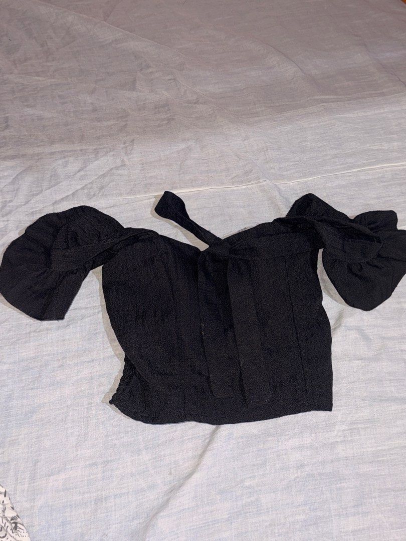 Black sleeveless top (Category: Sleeveless) located in Manila. Submitted by swifthorse.a59ed4 (Listing ID 1466664499, Image 2). Description: Payment: gcash/maribank - you’ll shoulder the shipment fee Delivery: j&t Size: small to medium .