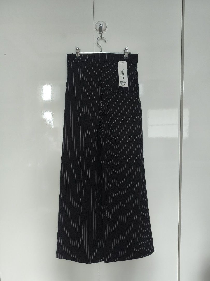 Black Stripes Wide Leg Trouser (Category: Coats, Jackets and Outerwear) located in Manila. Submitted by smilefashion08 (Listing ID 1466574670, Image 2). Description: .