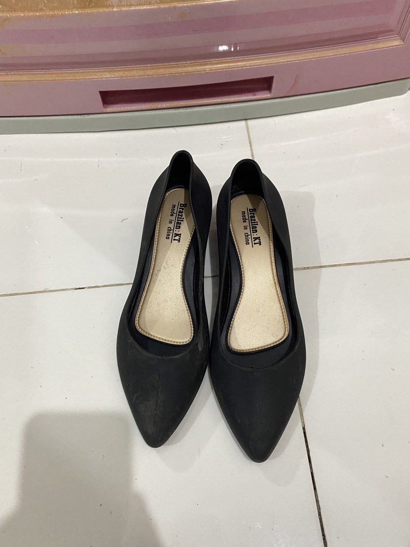 black wedge heels (Category: Flats & Sandals) located in Davao. Submitted by sofiasyndee (Listing ID 1466769233, Image 2). Description: black wedge heels - size 39-40 (says 40 pero guot na sya for 25cm feet) - worn once only - no issues - rfs: decluttering - meet up or buyer can book maxim.
