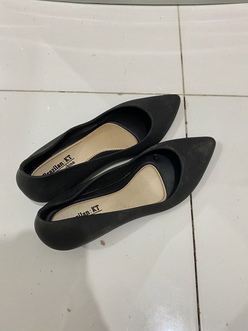 black wedge heels (Category: Flats & Sandals) located in Davao. Submitted by sofiasyndee (Listing ID 1466769233, Image 1). Description: black wedge heels - size 39-40 (says 40 pero guot na sya for 25cm feet) - worn once only - no issues - rfs: decluttering - meet up or buyer can book maxim.