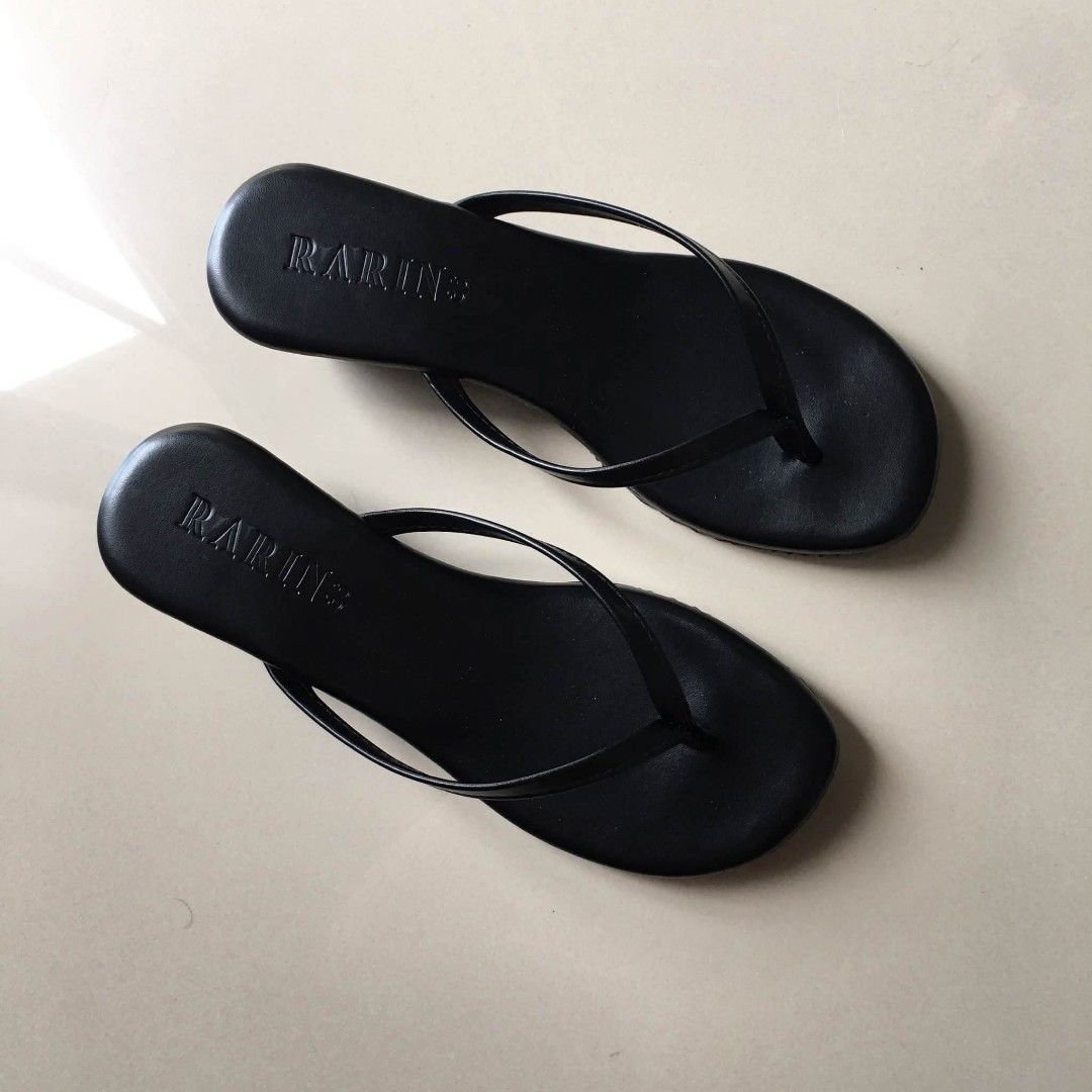 Black wedge padded sandals (Category: Flats & Sandals) located in Subic. Submitted by ayvee.ph (Listing ID 1466753917, Image 2). Description: Black wedge padded sandals Very comfy!!!💯 Very pretty when worn 😍 Once worn No issue / Flaws Rfs: Mejo maliit skn though size 6 sya Size: 36 23cm Price: 560 sale (last price posted) 📌Color may differ due to lighting camera used 📍Olongapo / Subic 🚚Reg J&T door to door del by bb.