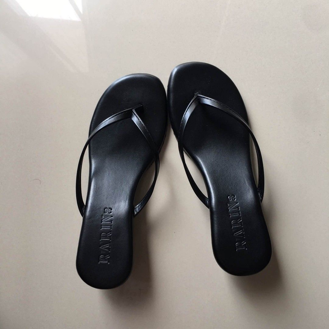 Black wedge padded sandals (Category: Flats & Sandals) located in Subic. Submitted by ayvee.ph (Listing ID 1466753917, Image 3). Description: Black wedge padded sandals Very comfy!!!💯 Very pretty when worn 😍 Once worn No issue / Flaws Rfs: Mejo maliit skn though size 6 sya Size: 36 23cm Price: 560 sale (last price posted) 📌Color may differ due to lighting camera used 📍Olongapo / Subic 🚚Reg J&T door to door del by bb.