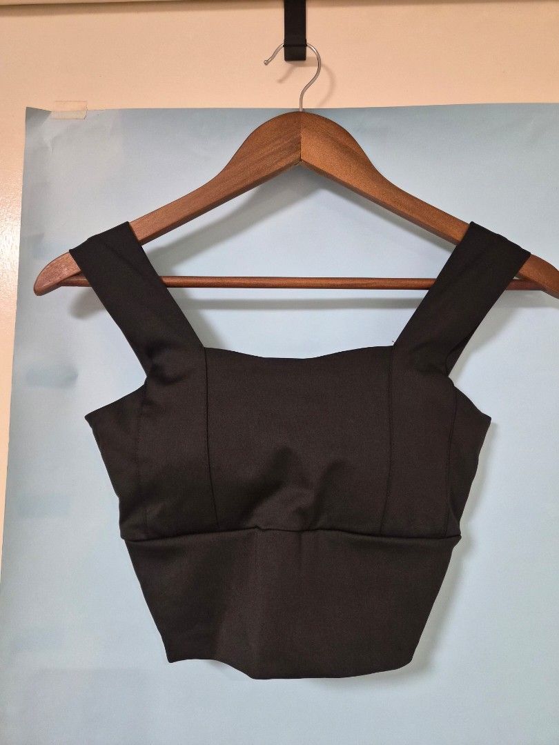 Black wide strap bralette (Category: Sleeveless) located in Manila. Submitted by prelovedbyc.hannah (Listing ID 1466703970, Image 1). Description: - Color: Black - Size: L - Design: Wide shoulder straps with clean structured panelling - Styling: Perfect everyday basic, easy to pair with high-waisted bottoms.